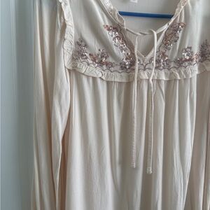 LC Lauren Conrad Cream Top with Sequin Details
Small size
In a good condition